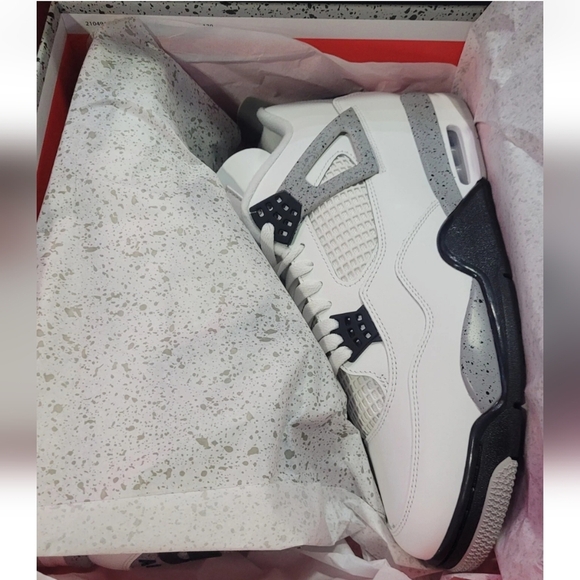 NEW NIKE AIR JORDAN 4 RETRO "WHITE CEMENT" (2025) - Picture 4 of 12
